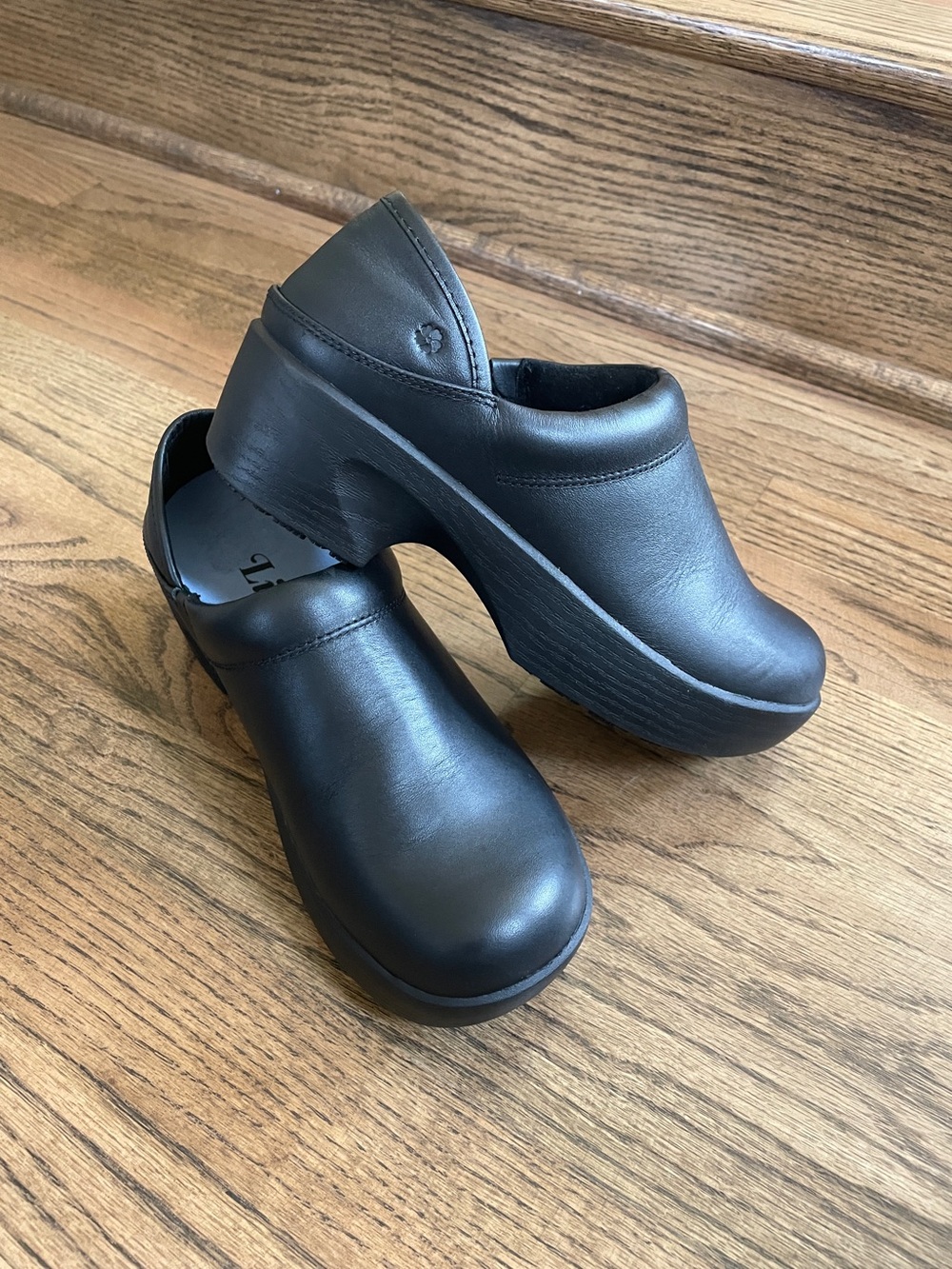 NWOT Lila Whitney Black Leather Clogs Slip Resistant size 7